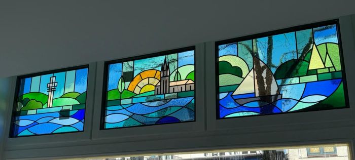 Glas in lood met gestileerde St. Vituskerk