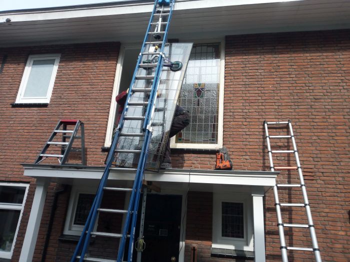 Isolierte Bleiverglasungen werden montiert