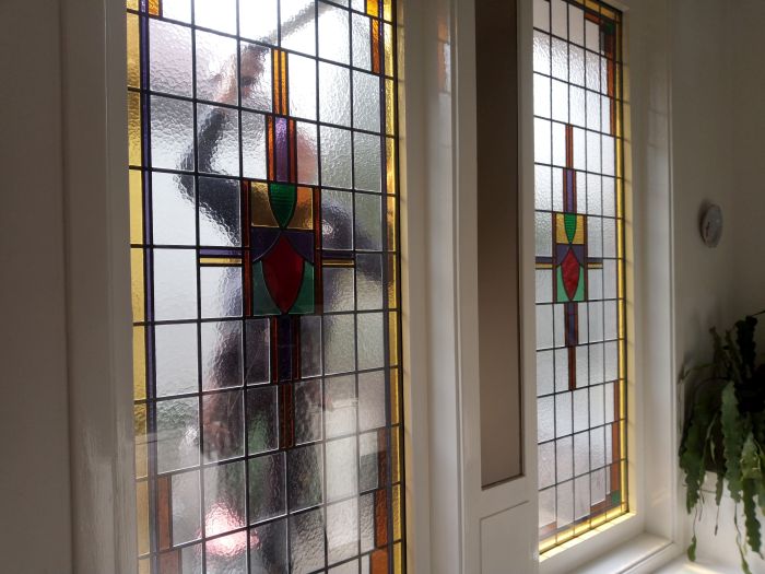 Isolierte Bleiverglasungen werden mit Kitt versiegelt