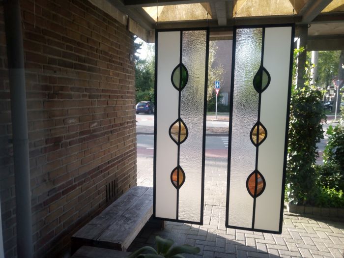 2 moderne Bleiverglasungen mit Bl&auml;ttern, ca. 20 x 75cm, &euro; 250,-